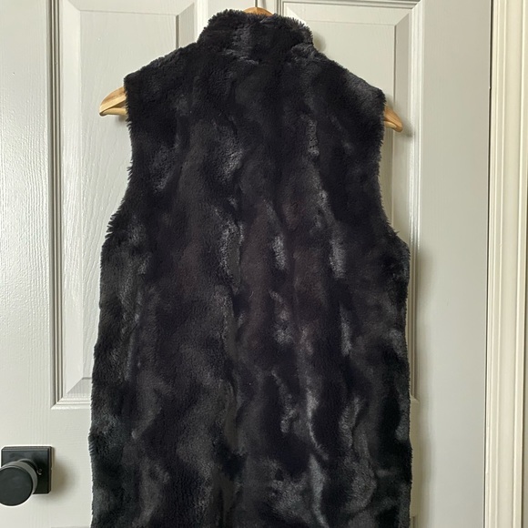 BLACK FAUX FUR VEST - Picture 2 of 6